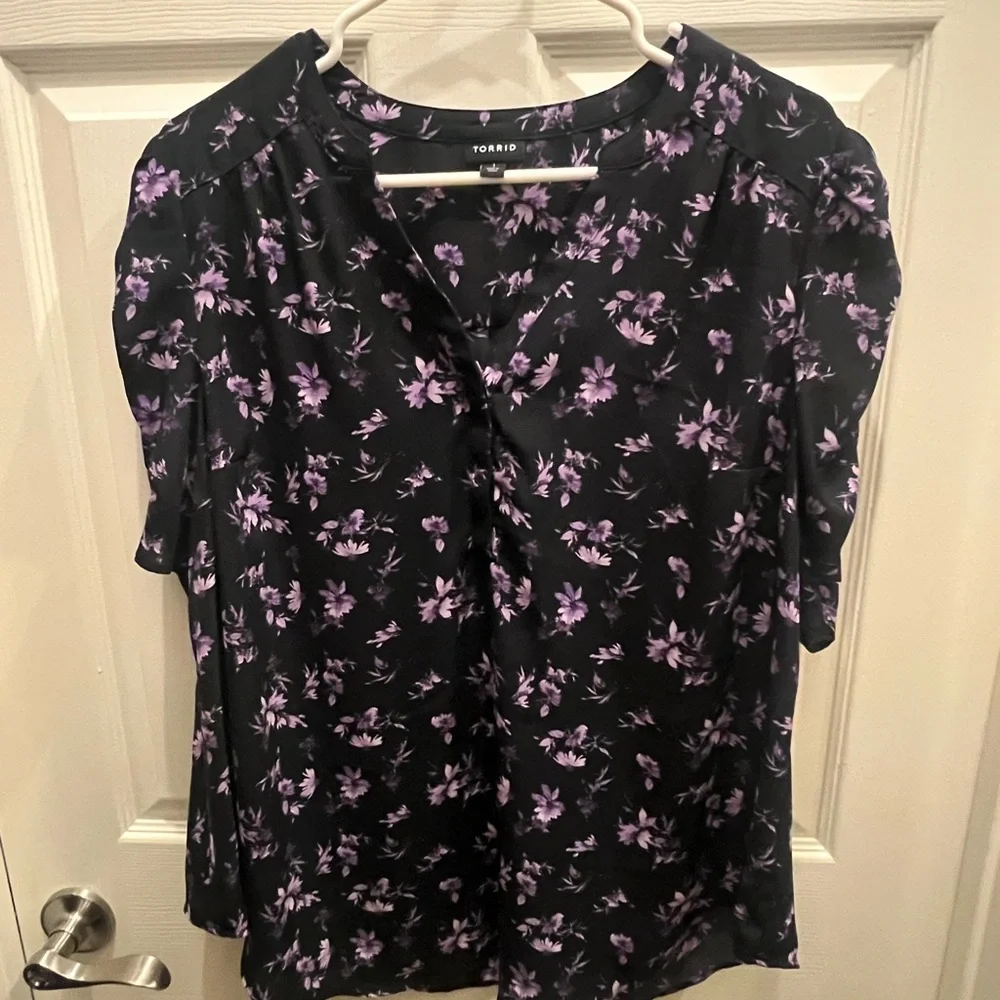 Torrid Black and Purple Ruched Puff Sleeve Blouse 1X (14-16) - Picture 6 of 9